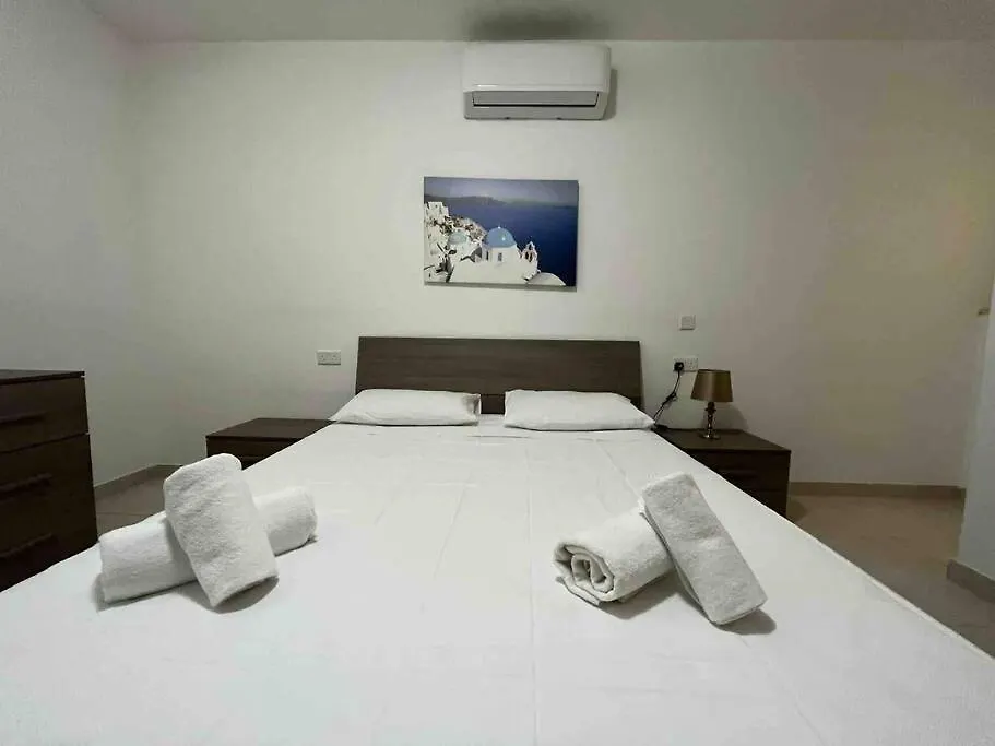 Lovely 3 Bedroom Condo San Ġiljan 0*,