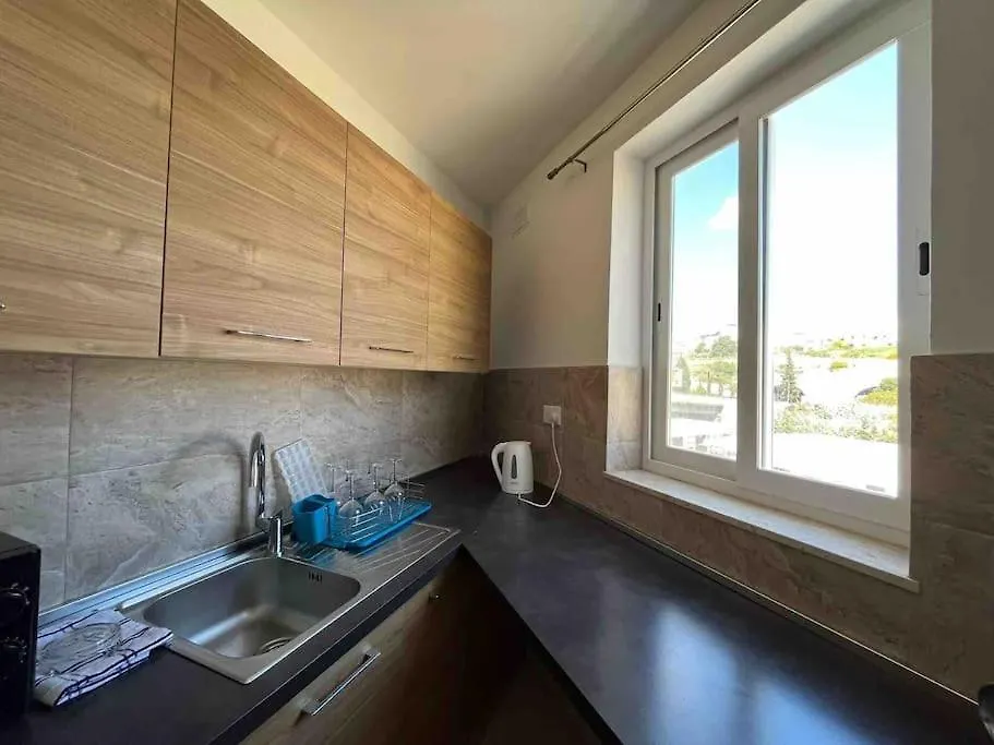 Lovely 3 Bedroom Condo San Ġiljan Apartment