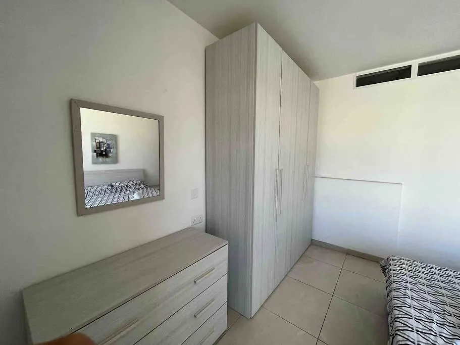 Lovely 3 Bedroom Condo San Ġiljan 0*,