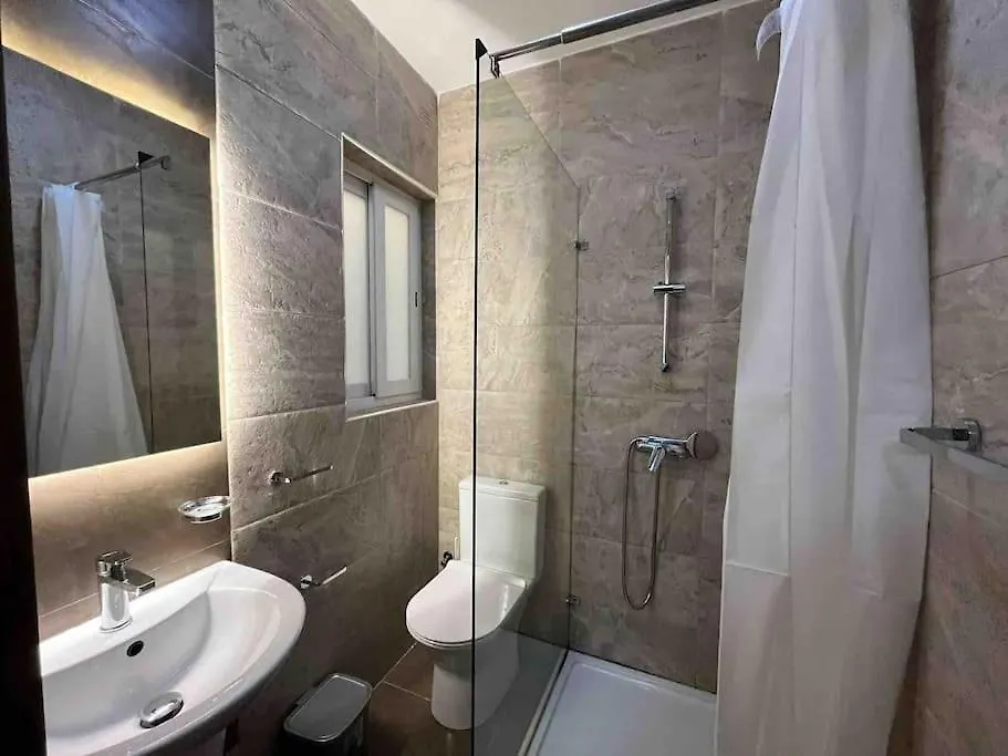 Lovely 3 Bedroom Condo San Ġiljan Apartment