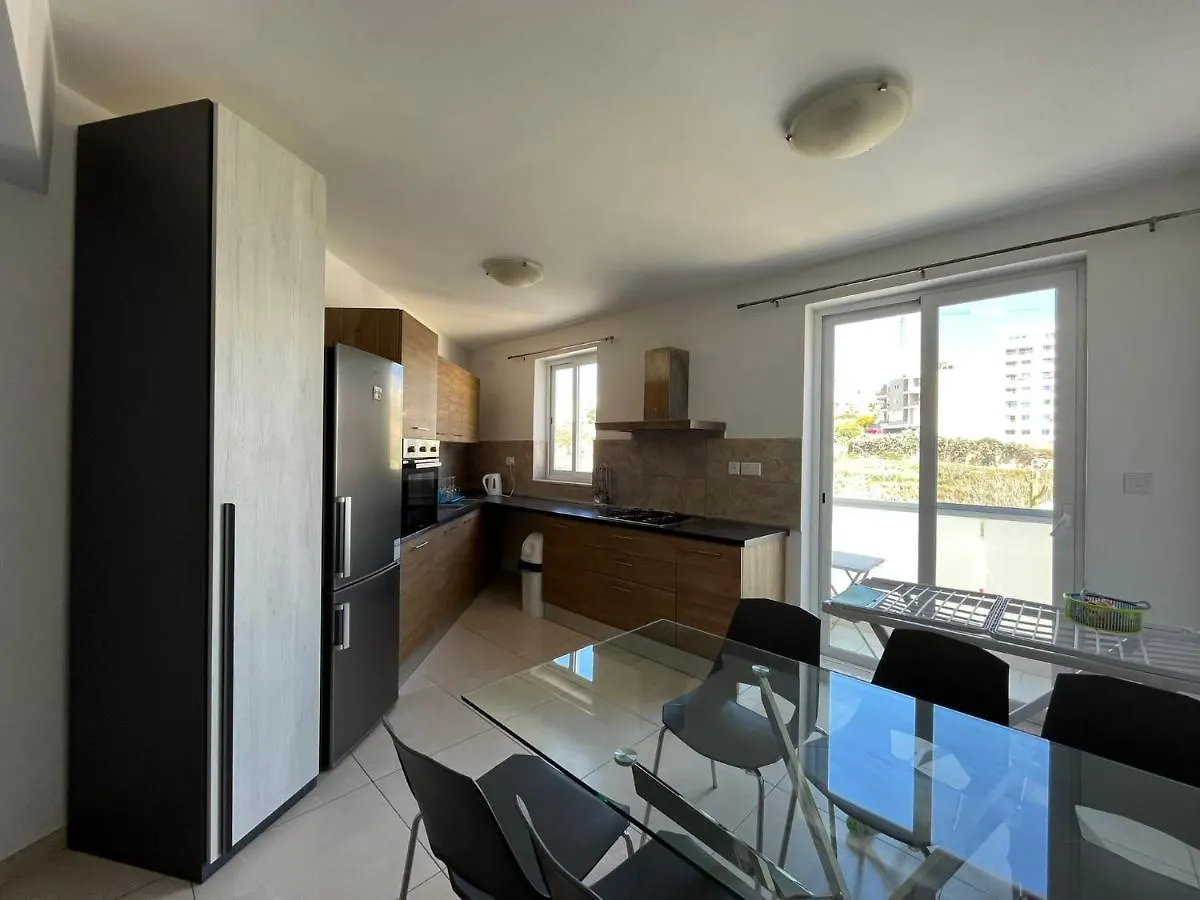 Lovely 3 Bedroom Condo San Ġiljan Apartment