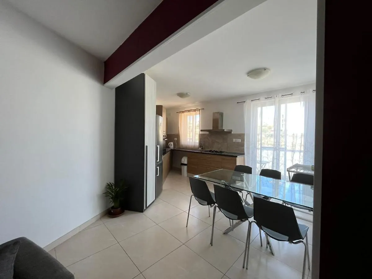 Lovely 3 Bedroom Condo San Ġiljan